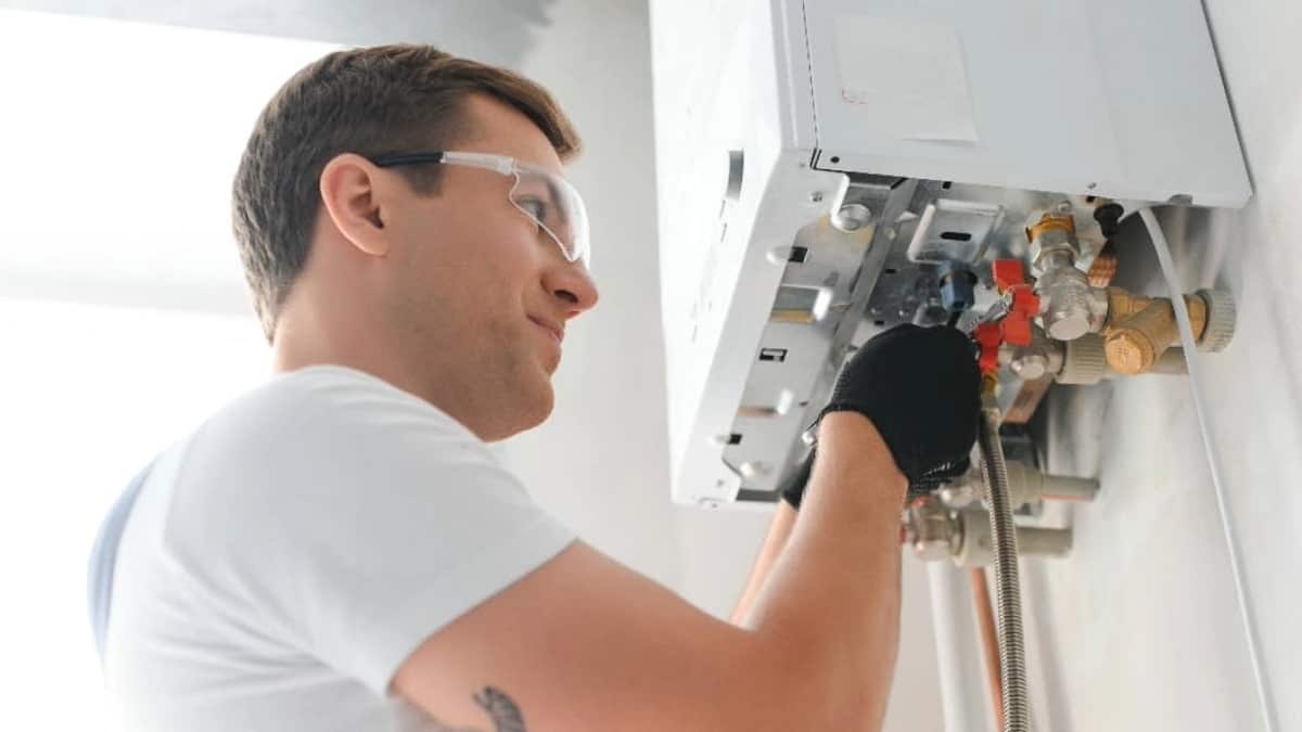 Technicien certifié effectuant l'entretien de votre chaudière gaz - Mon Électricité