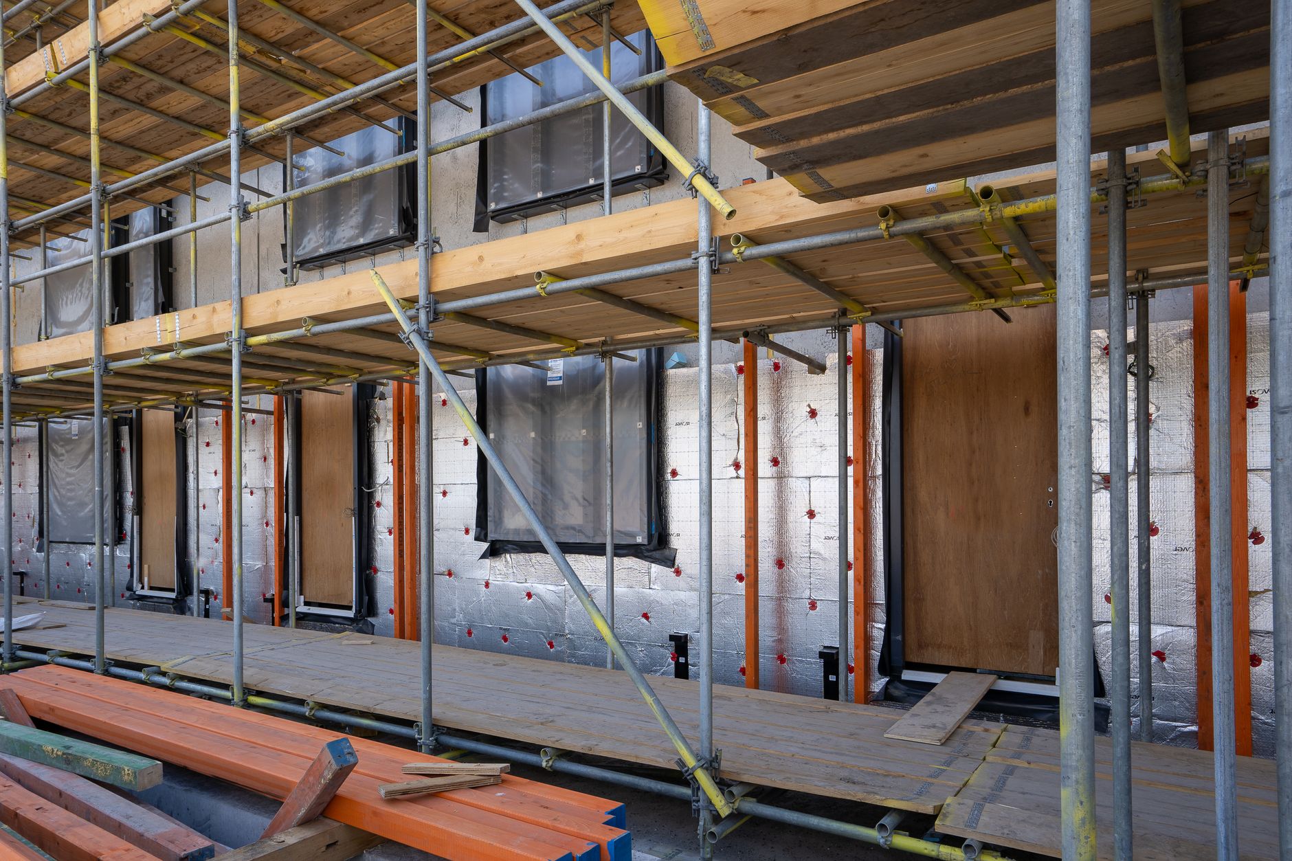 Isolation thermique d'un bâtiment résidentiel en construction avec panneaux d'isolation visibles