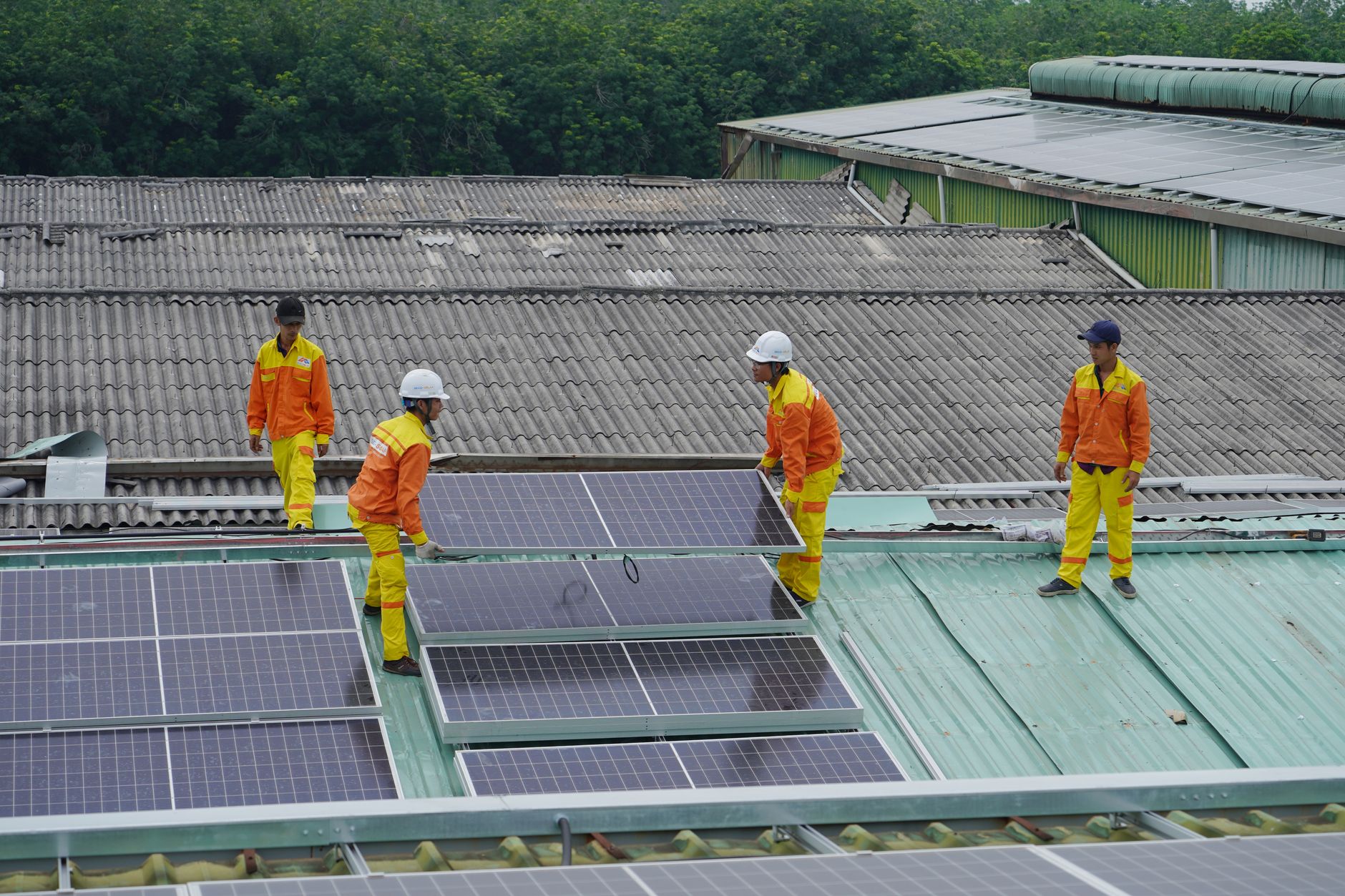 Installation de panneaux solaires sur toiture pour batterie et énergie durable