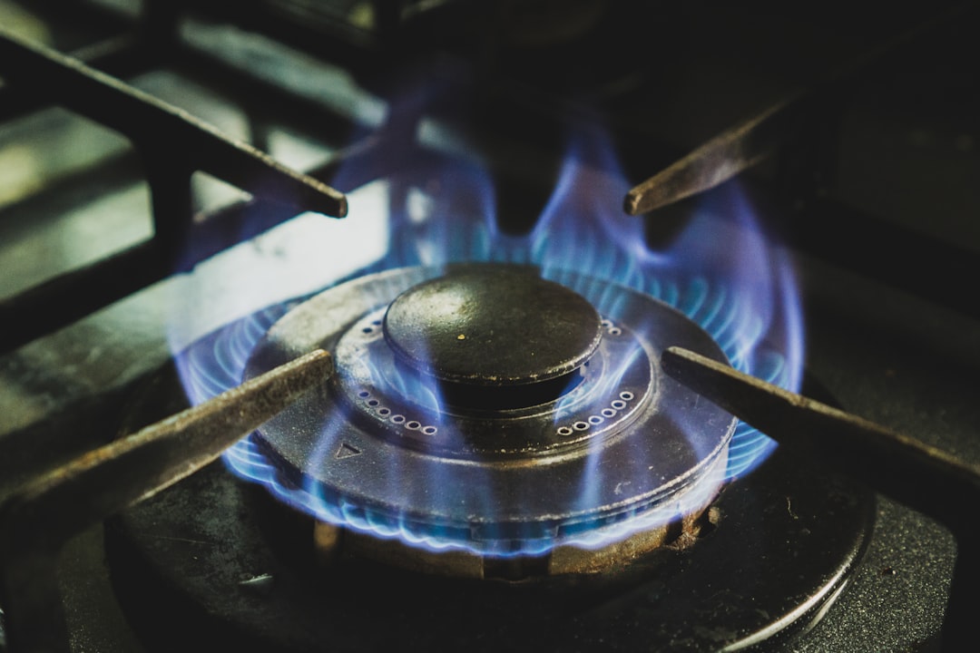 Cuisinière à gaz noir et blanc illustrant un raccordement au gaz résidentiel