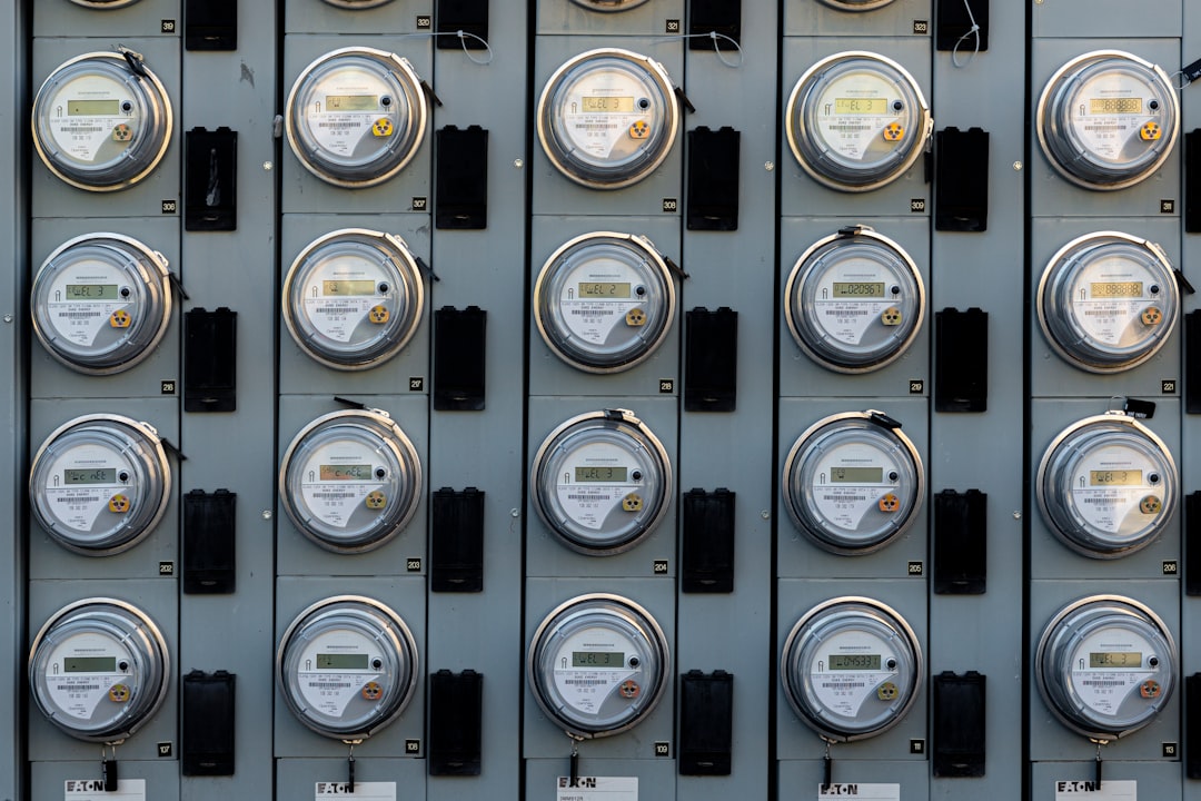 Compteur électrique noir et blanc illustrant les erreurs à éviter pour obtenir ses aides énergétiques